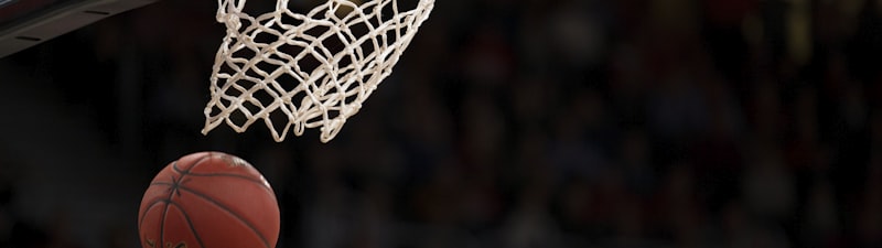 NBA篮球比赛扣篮精彩瞬间，球员空中对抗