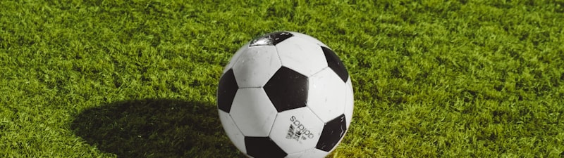 欧冠联赛足球比赛精彩瞬间，球员射门动作